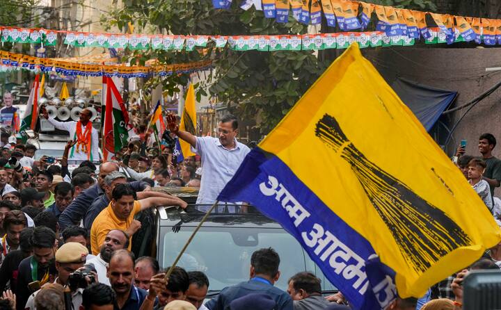 दिल्ली में लोकसभा चुनाव को लेकर वोटिंग से पहले सियासी दलों ने प्रचार में एड़ी से चोटी तक का जोर लगा दिया है. इंडिया अलायंस के तहत चुनाव लड़ रही आम आदमी पार्टी के लिए सीएम अरविंद केजरीवाल ताबड़तोड़ प्रचार कर रहे हैं.