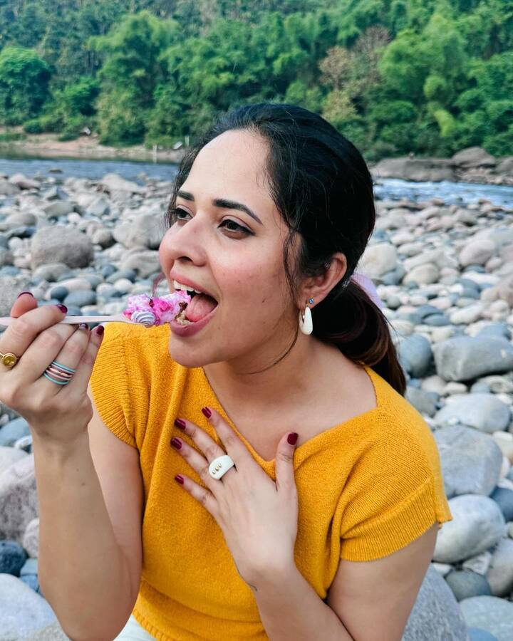 అంతేకాదు వైల్డ్ ద్రాక్షయణి అంటూ అనసూయ లుక్ని మూవీ టీం పరిచయం చేసింది. దీంతో అనసూయ లుక్కు సోషల్ మీడియా మంచి రెస్పాన్స వస్తుంది.