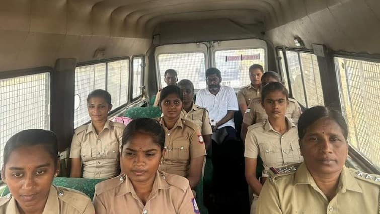 Female policemen bringing Savukku Shankar to Trichy court Savukku Shankar : பெண் காவலர்களை இழிவாக பேசிய சங்கர்? பெண் காவலர்களை வைத்தே சவுக்கை சுழற்றும் காவல்துறை!