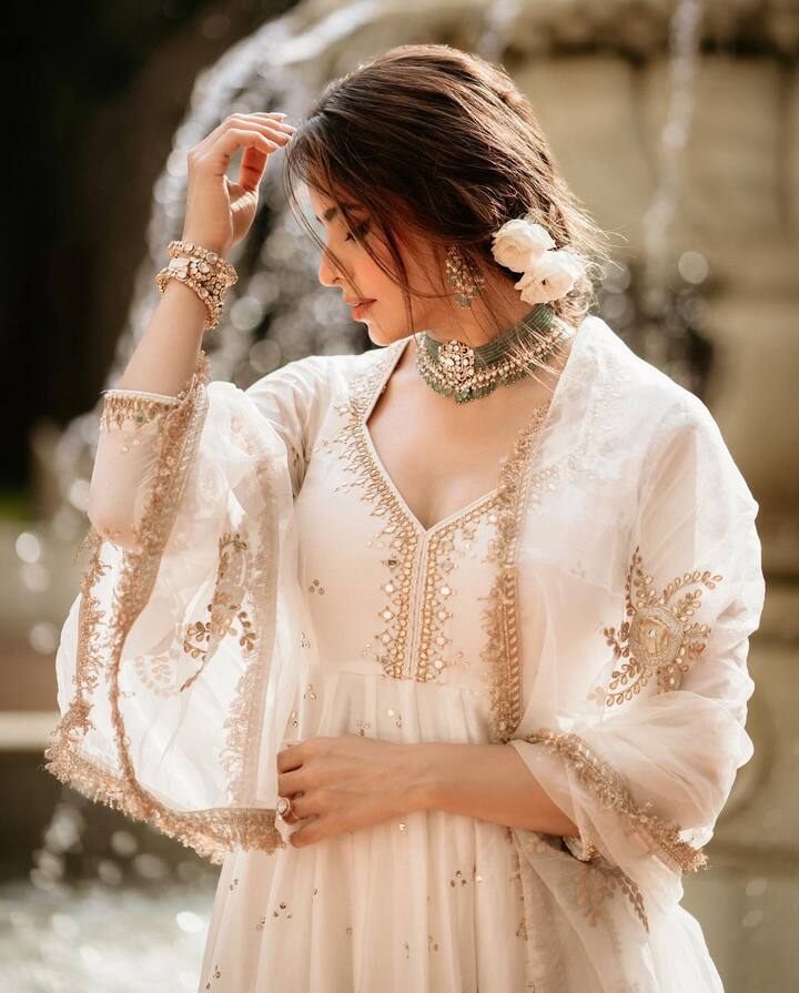 गर्मियों का सीजन है, इस दौरान ऐसे कपड़ो को चुनना, जो आपको खूबसूरत भी दिखाए और आरामदायक भी महसूस करवाए, ये काफी मुश्किल टास्क होता है..