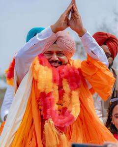 Karamjit Anmol: ਕਰਮਜੀਤ ਅਨਮੋਲ ਕੋਲ ਹੈ ਸਿਰਫ 1.70 ਲੱਖ ਕੈਸ਼, 20 ਸਾਲ ਦੇ ਕਰੀਅਰ 'ਚ ਕਮਾਈ ਸਿਰਫ ਇੰਨੇਂ ਕਰੋੜ ਦੀ ਜਾਇਦਾਦ, ਜਾਣ ਕੇ ਲੱਗੇਗਾ ਝਟਕਾ