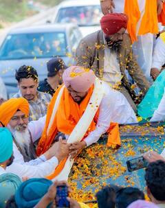 Karamjit Anmol: ਕਰਮਜੀਤ ਅਨਮੋਲ ਕੋਲ ਹੈ ਸਿਰਫ 1.70 ਲੱਖ ਕੈਸ਼, 20 ਸਾਲ ਦੇ ਕਰੀਅਰ 'ਚ ਕਮਾਈ ਸਿਰਫ ਇੰਨੇਂ ਕਰੋੜ ਦੀ ਜਾਇਦਾਦ, ਜਾਣ ਕੇ ਲੱਗੇਗਾ ਝਟਕਾ