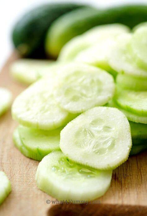 ਤਾਂ ਖੀਰੇ ਨੂੰ ਸਟੋਰ ਕਰਨ ਦਾ ਸਭ ਤੋਂ ਵਧੀਆ ਤਰੀਕਾ ਇਹ ਹੈ ਕਿ ਇਸ ਨੂੰ ਫਰਿੱਜ ਦੇ ਬਾਹਰ ਇੱਕ ਸੂਤੀ ਕੱਪੜੇ ਨੂੰ ਗਿੱਲਾ ਕਰਕੇ ਇਸ ਵਿੱਚ ਲਪੇਟ ਕੇ ਰੱਖੋ। ਇਸ ਤੋਂ ਇਲਾਵਾ ਤੁਸੀਂ ਇਹ ਵੀ ਕਰ ਸਕਦੇ ਹੋ ਕਿ ਇਸੇ ਤਰ੍ਹਾਂ ਕੱਪੜੇ ਜਾਂ ਪੇਪਰ 'ਚ ਲਪੇਟ ਕੇ ਇਸ ਨੂੰ ਫਰਿੱਜ ਦੇ ਸਭ ਤੋਂ ਨਿਚਲੇ ਹਿੱਸੇ 'ਚ ਰੱਖੋ।