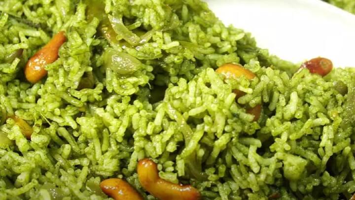 ஊறவைத்த அரிசி மற்றும் உப்பு சேர்க்கவும். அரிசியை முழுமையாக சமைத்து, வடிகட்டி, தனியாக வைக்கவும்.