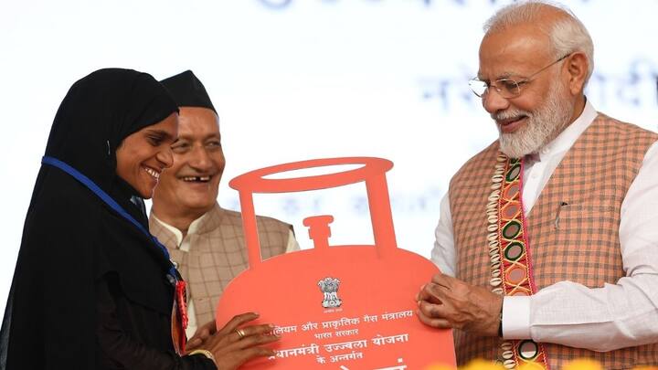 केंद्र सरकार की उज्ज्वला योजना सभी को गैस सिलेंडर मुहैया करवाने में एक बड़ा योगदान दे रही है. योजना के तहत गरीब लोगों को मुफ्त कैसे कनेक्शन दिए जा रहे हैं.