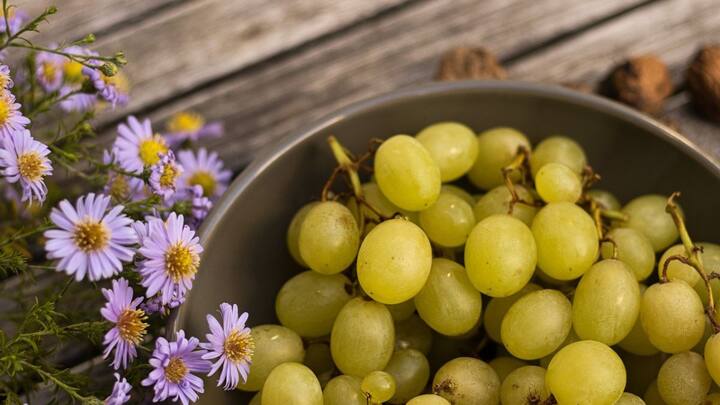 பழங்களை எப்போது சாப்பிடுகிறோம் என்பது மிகவும் முக்கியம். சமைத்த உணவுகளை சாப்பிட பிறகு எந்த பழங்களை சாப்பிட கூடாது. இது பித்தம், வாதம், கபம் உள்ளிட்டவற்றை சீராக செயல்பட உதவுகிறது.