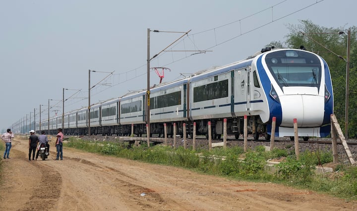 कई लोगों के मन में ये सवाल होता है कि तत्काल और प्रीमियम तत्काल का टिकट लेने पर कितना एक्सट्रा चार्ज लगता है.