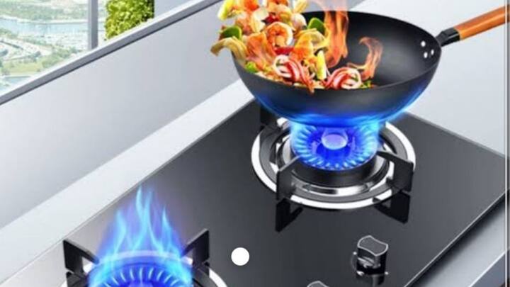 सामान्य तौर पर अगर पांच लोगों के परिवार में एक एलपीजी गैस सिलेंडर के इस्तेमाल की अवधि देखी जाए तो 1 महीने के करीब होती है. हालांकि आप किस प्रकार के गैस चूल्हे का इस्तेमाल कर रहे हैं. यह बात भी आपकी गैस खपत को निर्धारित करती है.