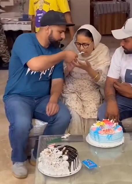 ਚਰਨ ਕੌਰ ਨੇ ਬੱਚੇ ਨੂੰ ਜਨਮ ਸਿਰਫ ਭਾਰਤ ਵਿੱਚ ਦਿੱਤਾ, ਉਨ੍ਹਾਂ ਨੇ ਇਨ ਵਿਟਰੋ ਫਰਟੀਲਾਈਜੇਸ਼ਨ (ਆਈਵੀਐਫ) ਦਾ ਸਾਰਾ ਇਲਾਜ ਇੰਗਲੈਂਡ ਦੇ ਲੰਡਨ ਵਿੱਚੋਂ ਕਰਵਾਇਆ ਸੀ।