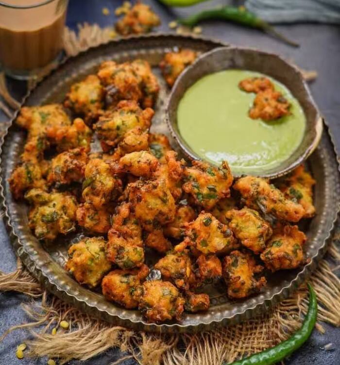 ਮੂੰਗ ਦੀ ਦਾਲ ਪਕੌੜੇ - ਕੁਰਕੁਰੇ ਮੂੰਗ ਦਾਲ ਪਕੌੜੇ ਇੱਕ ਪ੍ਰਸਿੱਧ ਭਾਰਤੀ ਸਨੈਕ ਹੈ ਜੋ ਪਿਆਜ਼, ਹਰੀ ਮਿਰਚ ਅਤੇ ਮਸਾਲਿਆਂ ਦੇ ਨਾਲ ਮੂੰਗ ਦਾਲ ਨੂੰ ਘੋਲ ਕੇ ਬਣਾਇਆ ਜਾਂਦਾ ਹੈ। ਇਸ ਨੂੰ ਚਟਨੀ ਜਾਂ ਕੈਚੱਪ ਦੇ ਨਾਲ ਇੱਕ ਸੁਆਦੀ ਚਾਹ ਟਾਈਮ ਟ੍ਰੀਟ ਲਈ ਸਰਵ ਕਰੋ।