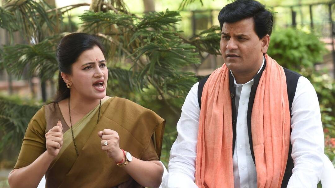 Navneet Rana Mumbai Khar house was robbed  Servant escaped with cash of Rs 2 lakh Navneet Rana:  भल्याभल्यांना घाम फोडणाऱ्या नवनीत राणांच्या घरात चोरी, नोकराने 2 लाखांची रोकड पळवली