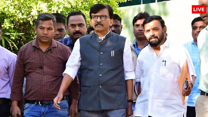 इसी रोड शो पर शिवसेना नेता संजय राउत ने तंज कसा है. उन्होंने कहा, 