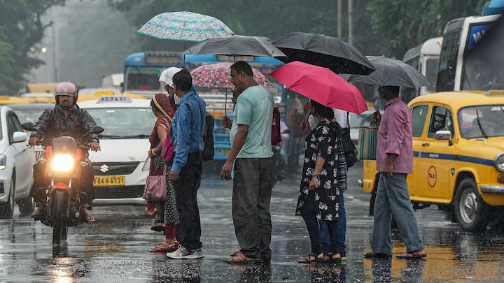 এদিকে, পারদ চড়লেও আগামীকাল মূর্শিদাবাদ, বীরভূম এবং পশ্চিম বর্ধমানের হালকা বৃষ্টি হতে পারে। উত্তরবঙ্গের আলিপুরদুয়ার, কোচবিহার, দার্জিলিং, কালিম্পং ও জলপাইগুড়ি জেলায় কালও হালকা বৃষ্টি হতে পারে।