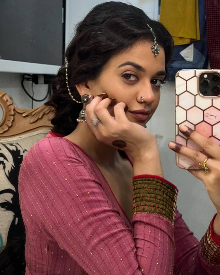 एक पॉडकास्ट के दौरान बात करते हुए श्रुति शर्मा ने बताया कि एक दिन वो अपने टीवी शो के सेट पर शूटिंग के लिए तैयार हुईं थी और सोच रही थी कि मैं बिल्कुल संजय लीला भंसाली की फिल्मों के किरदारों की तरह दिख रही हूं, काश वो मुझे भी कभी कास्ट कर लें और ये चमत्कार ही है कि महज एक महीने के अंदर मुझे हीरामंडी के लिए कास्ट किया जा चुका था.