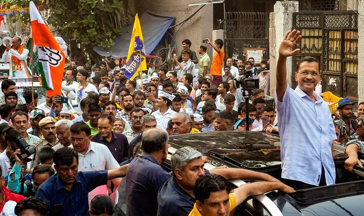 अरविंद केजरीवाल ने कहा कि अगर आपने कमल का बटन दबाया तो मुझे फिर जेल जाना पड़ेगा. हमारा दिल्ली में गठबंधन है. इस लोकसभा क्षेत्र से जेपी अग्रवाल हैं. इनका पंजा का बटन है. झाड़ू वालों को भी यहां इस बार यहां पंजा का बटन दबाना है.