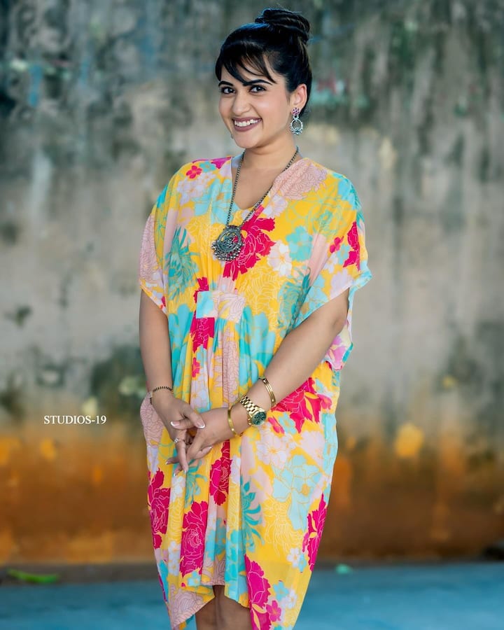 పలు సినిమా ఈవెంట్లలో యాంకరింగ్ చేస్తూ ఆకట్టుకుంటుంది. Photo Credit: sravanthi_chokarapu/Instagram