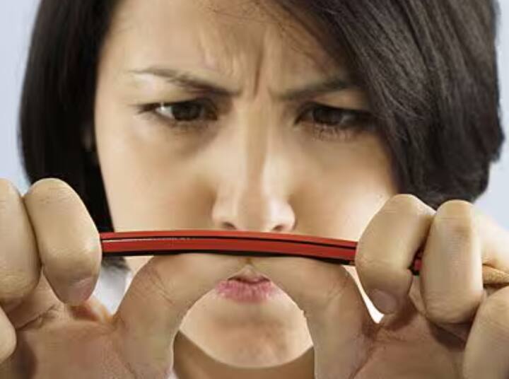 ਚਿੰਤਾਵਾਂ ਲਈ ਇੱਕ JAR ਬਣਾਓ- ਆਪਣੀਆਂ ਚਿੰਤਾਵਾਂ ਨੂੰ ਕਾਗਜ਼ ਦੀਆਂ ਪਰਚੀਆਂ 'ਤੇ ਲਿਖੋ ਅਤੇ ਉਨ੍ਹਾਂ ਨੂੰ ਸ਼ੀਸ਼ੀ ਵਿੱਚ ਪਾ ਦਿਓ। ਆਪਣੀਆਂ ਚਿੰਤਾਵਾਂ ਦੀ ਸਮੀਖਿਆ ਕਰਨ ਲਈ ਹਫ਼ਤੇ ਵਿੱਚ ਇੱਕ ਵਾਰ ਕੁਝ ਸਮਾਂ ਕੱਢ ਲਓ। ਅਜਿਹਾ ਕਰਨ ਨਾਲ ਤੁਸੀਂ ਦੇਖੋ ਕਿ ਉਨ੍ਹਾਂ ਵਿੱਚੋਂ ਕੁਝ ਬੇਬੁਨਿਆਦ ਸਨ ਜਾਂ ਪਹਿਲਾਂ ਹੀ ਹੱਲ ਹੋ ਚੁੱਕੇ ਹਨ, ਜੋ ਤੁਹਾਡੇ ਦਿਮਾਗ ਨੂੰ ਆਰਾਮ ਵਿੱਚ ਰੱਖਣ ਵਿੱਚ ਮਦਦ ਕਰਨਗੇ।