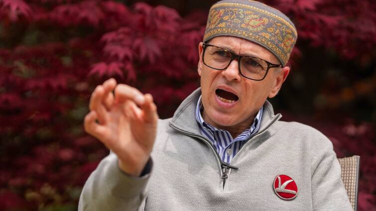 Lok Sabha Elections 2024 Omar Abdullah attack BJP said If they want independence from outsiders in Jammu Kashmir then vote for National Conference Lok Sabha Elections 2024: 'जम्मू-कश्मीर में बाहरी लोगों से चाहते हैं आजादी तो...', चुनाव-प्रचार के बीच उमर अब्दुल्ला ने क्यों कहा ऐसा?