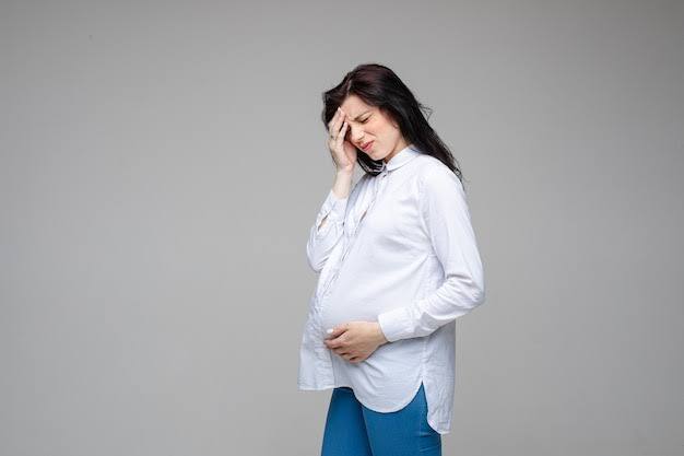 कुछ गर्भवती महिलाओं को प्रेगनेंसी के दौरान आंतों से संबंधित समस्या भी हो सकती है और कब्ज, पेट दर्द, आंतों में सूजन आना जैसी प्रॉब्लम होती है. ऐसे में महिलाओं को फाइबर युक्त खाने का सेवन करना चाहिए और हाइड्रेटेड रहना चाहिए.