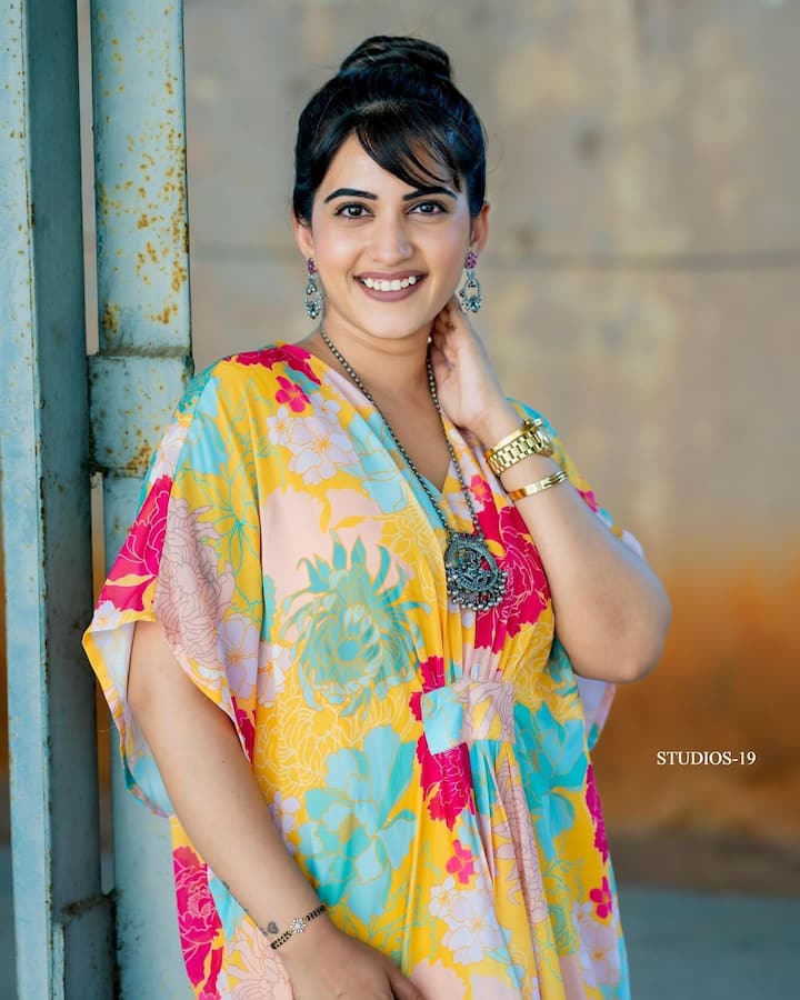 ఆ తర్వాత బిగ్ బాస్ హౌస్ లోకి అడుగు పెట్టింది. Photo Credit: sravanthi_chokarapu/Instagram