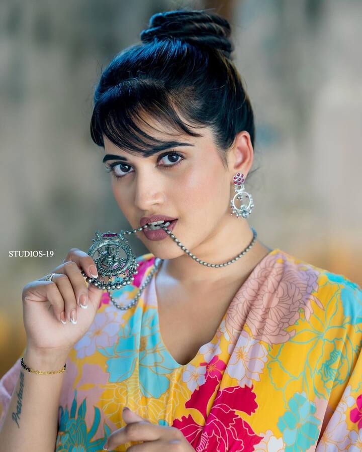 యూట్యూబ్ వీడియోలతో బాగా పాపులర్ అయ్యింది. Photo Credit: sravanthi_chokarapu/Instagram