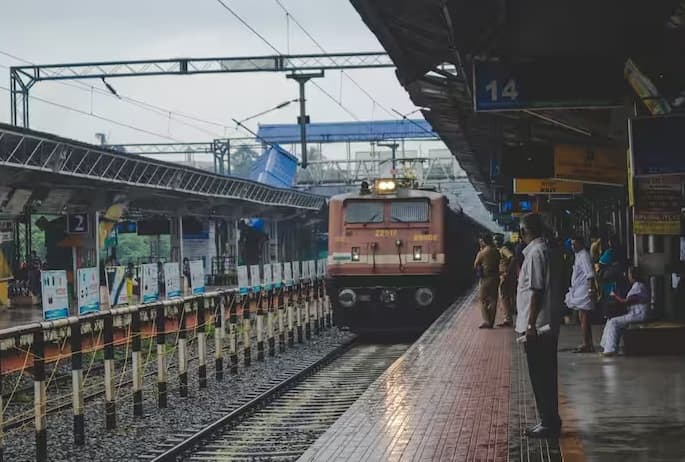 प्रतिदिन लाखों लोग ट्रेन से यात्रा करते हैं। इनमें से अधिकांश जनरल टिकट लेकर ट्रेन से यात्रा करते हैं