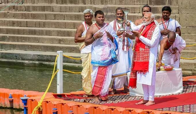વડાપ્રધાન નરેન્દ્ર મોદી સાથે ગંગા પૂજા અને આરતી કરનાર છ પંડિતોએ મોટી ભવિષ્યવાણી કરી છે. પંડિતોએ કહ્યું કે પીએમ મોદી જીતશે.