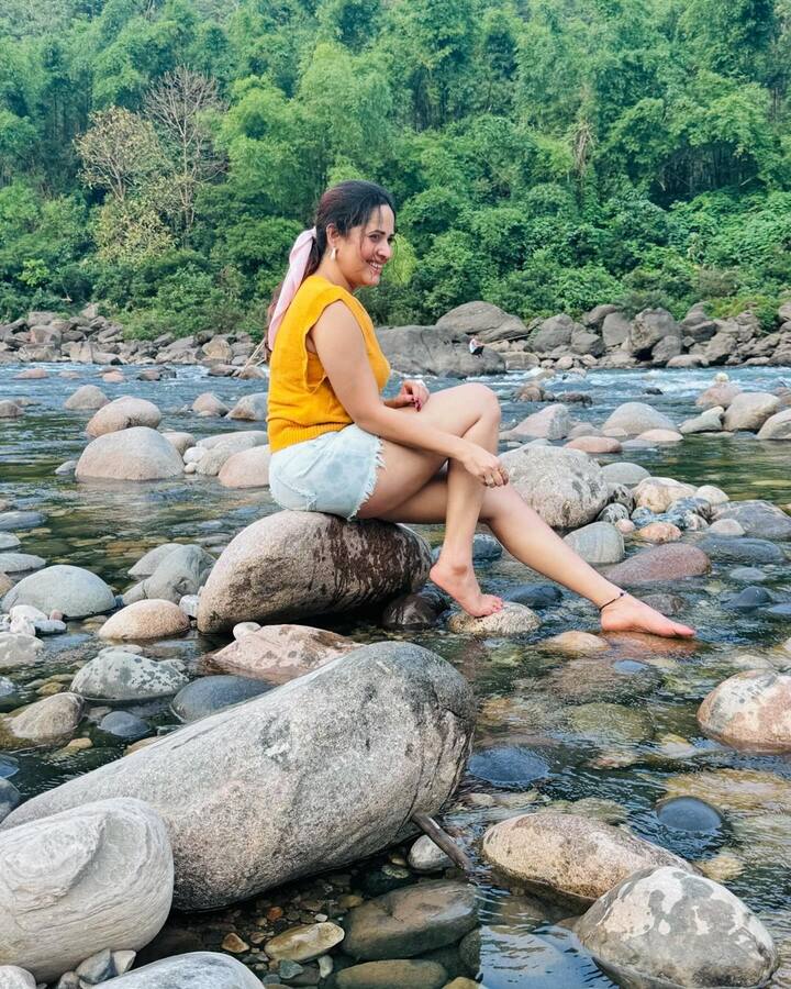 నది తీరాన తన భర్త, ఇద్దరు పిల్లల సమక్షంలో కేక్ కట్ చేసింది. ఇందుకు సంబంధించిన ఫోటోలను తాజాగా షేర్ చేసింది.