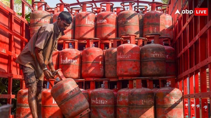 Gas Cylinder Use: आप जो गैस सिलेंडर घर में इस्तेमाल करते हैं. क्या आपको पता है वह कितने दिन तक चल पाता है.  कितने दिन में उसके अंदर मौजूद गैस खत्म हो जाती है. नहीं पता तो फिर चलिए जानते हैं.