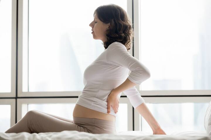 बढ़े हुए पेट और वजन के कारण आमतौर पर प्रेगनेंसी के दौरान महिलाओं को पीठ में बहुत ज्यादा दर्द होता है. इससे बचने के लिए आप करेक्ट पोस्चर में बैठे, धीरे से खड़े हो और एक सपोर्टिव पिलो का इस्तेमाल करें, जिससे कि आप पीठ दर्द से बच सकें.
