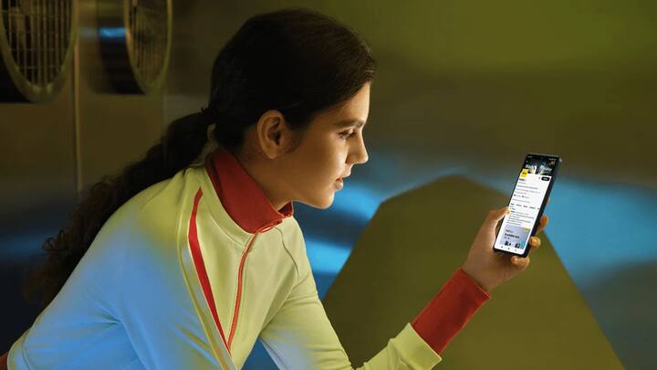 फोन के फीचर्स की बात करें तो इस 5G फोन में आपको 6.79 इंच की FHD+ LCD डिस्प्ले मिलती है, जो 90hz के रिफ्रेश रेट को सपोर्ट करती है. फोन में Snapdragon 4 Gen 2 प्रोसेसर और 5000 एमएएच की बैटरी मिलती है.