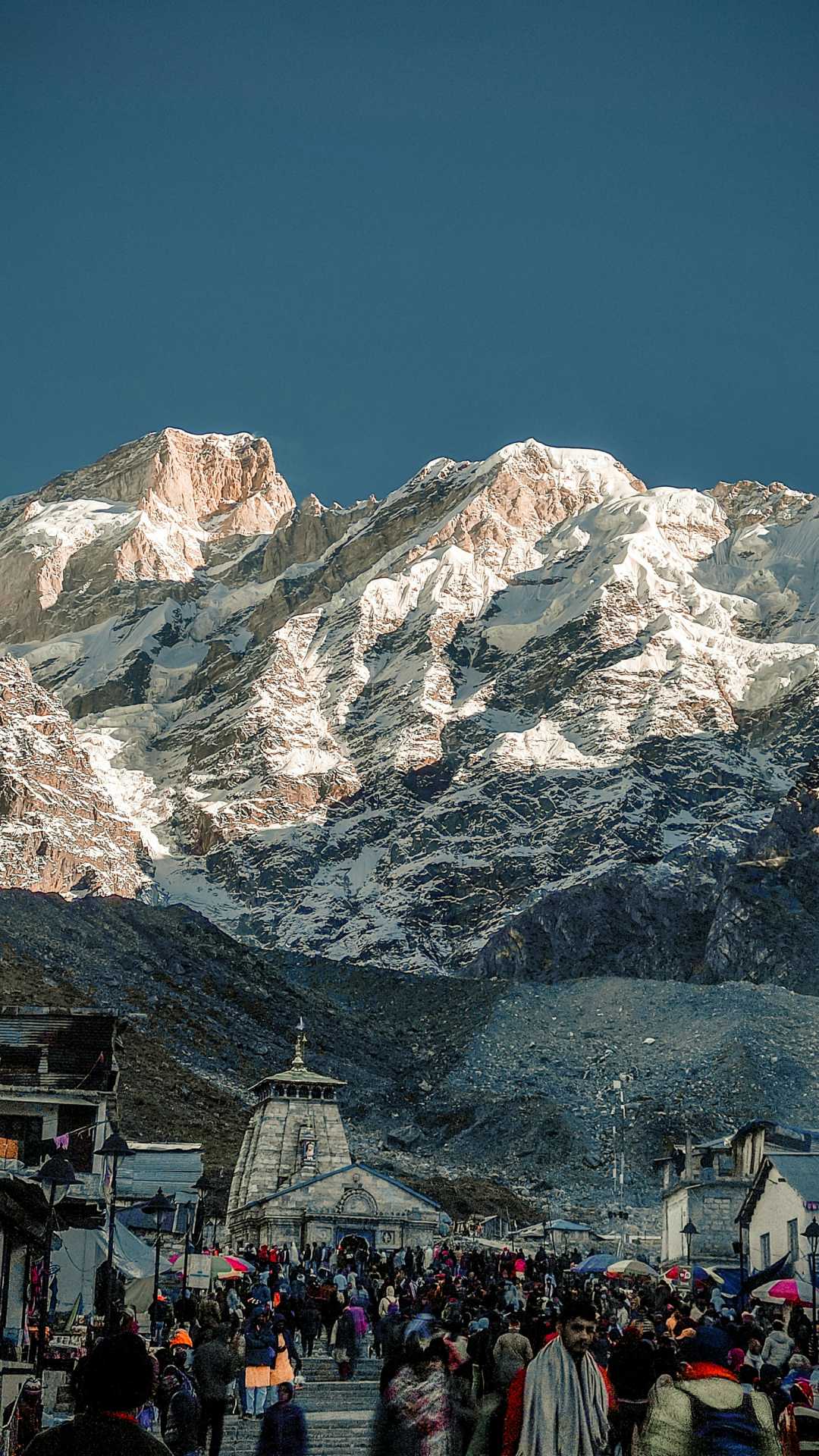 लोग दर्शन पूजन के