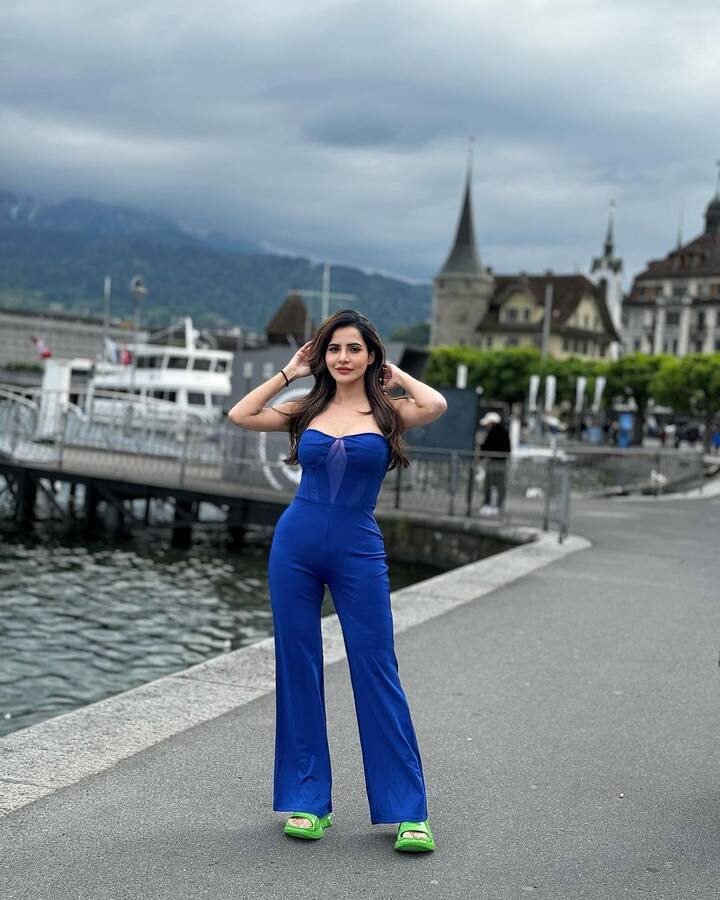 అషూ రెడ్డిని సోషల్ మీడియాని విడిగా చూడలేము. ఎందుకంటే ఆ భామకి.. సోషల్ మీడియాకి అంతటి బంధముంది.(Images Source : Instagram/Ashu Reddy)