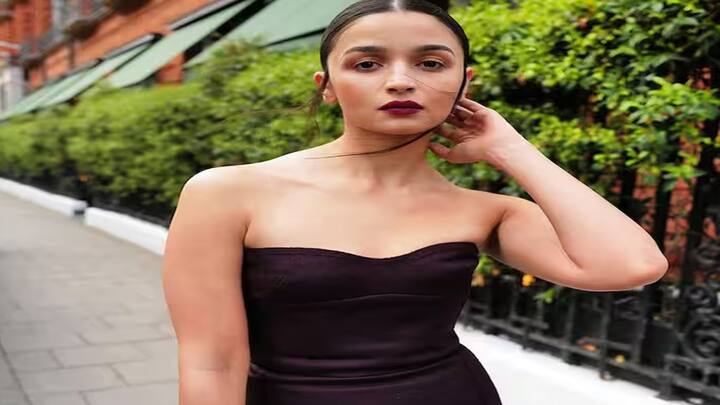 Alia Bhatt Pics: આ વર્ષ બોલિવૂડ એક્ટ્રેસ આલિયા ભટ્ટ માટે શાનદાર રહ્યું છે. અત્યાર સુધી અભિનેત્રી કોઈને કોઈ કારણોસર સમાચારમાં રહે છે. હવે આલિયાએ બ્લેક ડ્રેસમાં તેની લક્ઝરી બેગ ફ્લોન્ટ કરી છે.