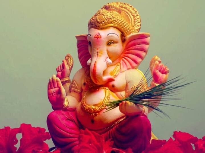 शास्त्रानुसार सकाळी लवकर उठून तडा गेलेली मूर्ती पाहू नये. यामुळे तुम्हाला दिवसभर अनेक समस्यांना सामोरे जावे लागू शकते.