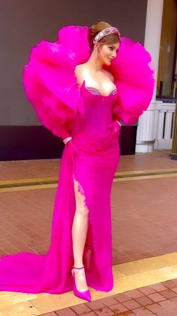 रेड कार्पेट पर बार्बी डॉल बन उतरीं उर्वशी रौतेला