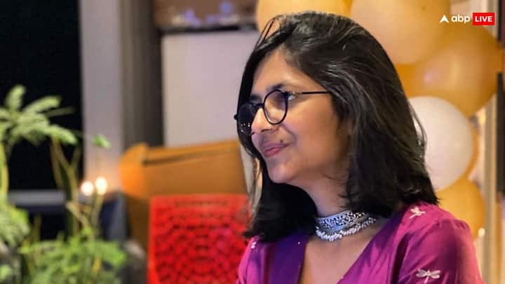 घूमने और किताबें पढ़ने की शौकीन स्वाति मालीवाल ने अरविंद केजरीवाल के बारे में पूछे जाने पर जवाब दिया कि वह बहुत ही अच्छे व्यक्ति हैं. दिल्ली के सीएम और आप संजोयक की दो खूबियों को गिनाते हुए वह बोलीं,