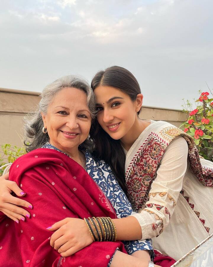 इसे लेकर एक इंटरव्यू के दौरान सारा अली खान ने अपनी दादी शर्मिला टैगोर पटौदी के बारे में खुलकर बात की. उन्होंने कहा कि असली रिश्तों की पहचान बुरे वक्त में ही होती है और बड़ी मम्मी हमेशा ही हमारा सहारा बनकर खड़ी रहीं.