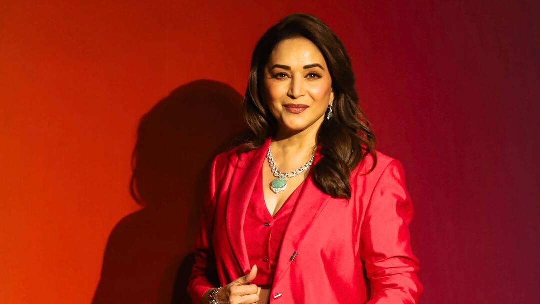 Madhuri Dixit Unknown Facts Birthday Bollywood Actress Entertainment News Madhuri Dixit Unknown Stories: হতে চেয়েছিলেন মাইক্রোবায়োলজিস্ট, ৩০ কেজির কস্টিউম পরেও সাবলীলভাবে নাচতে পারতেন মাধুরী