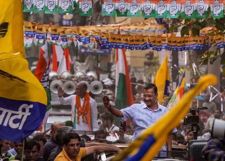 अरविंद केजरीवाल ने बीजेपी और प्रधानमंत्री नरेंद्र मोदी पर निशाना साधते हुए कहा कि जो करे केजरीवाल को प्यार वो करे मोदी को इनकार.