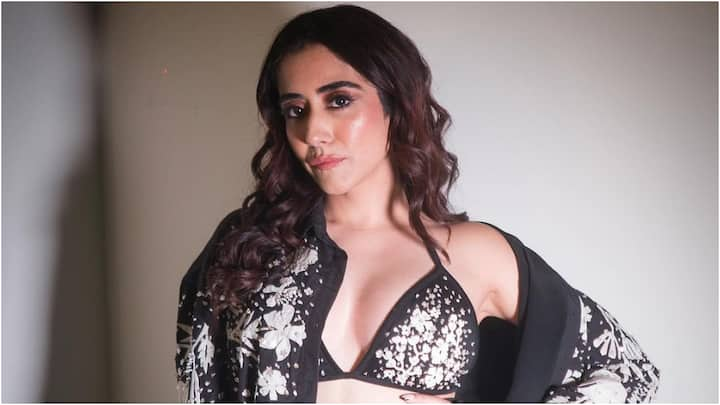 Jonita Gandhi In Hukum Tour: సింగర్ జోనితా గాంధీ తెలుసా మీకు? ఆవిడ చాలా పాపులర్! 'సర్కారు వారి పాట' సినిమాలో 'మ మ మహేశా...' పాడింది ఆవిడే. ఆమె పాటలే కాదు, ఫోటోలు కూడా స్పైసీ గురూ! కావాలంటే లుక్ వేయండి