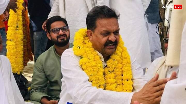 13 मई, 2024 को प्रस्तावकों के साथ अफजाल अंसारी की बेटी नुसरत अंसारी पहले नामांकन करने पहुंची थीं, जिसके बाद पिता प्रस्तावकों संग पर्चा भरने गए थे.