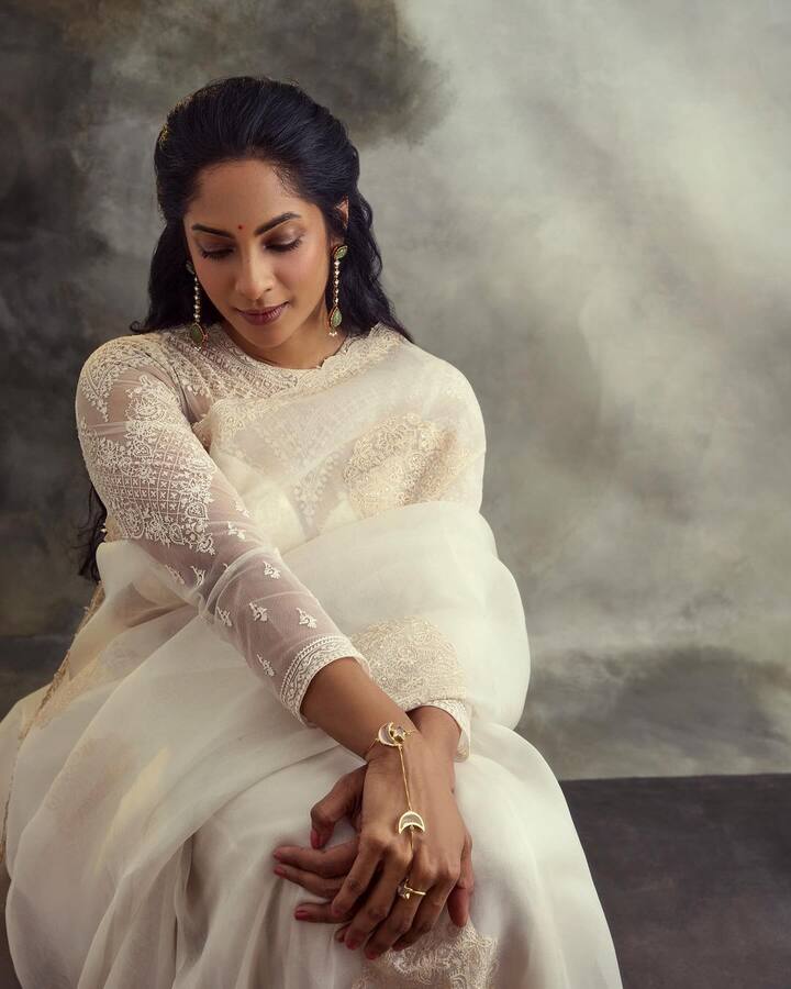 రీసెంట్ ఎన్నికల్లో పవన్ కళ్యాణ్ కి మద్దతు ప్రకటించింది శ్రియారెడ్డి.  పవన్ కళ్యాణ్ గారు కోరుకున్నది జరగాలని, ఆయనకు విజయం దక్కాలి అంటూ ట్వీట్ చేసింది. పవన్ ఓజీ మూవీలో నటిస్తోంది బ్యూటీ...