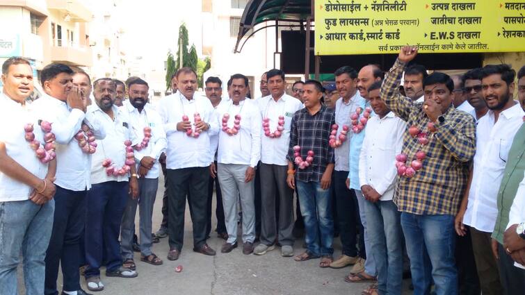 farmers protest at Lasalgaon over onion issue Ahead of PM Narendra Modi s campaign rally in Nashik Maharashtra Marathi News PM Narendra Modi : पंतप्रधान मोदींच्या नाशिकमधील सभेआधी शेतकरी आक्रमक, कांद्याच्या माळा गळ्यात घालून जोरदार आंदोलन