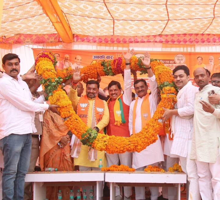 मध्य प्रदेश के मुख्यमंत्री मोहन यादव उत्तर प्रदेश के महोबा जनपद में बीजेपी प्रत्याशी के समर्थन में प्रचार करने पहुंचे. जिले के पनवाड़ी कस्बे में आयोजित जनसभा में एमपी सीएम मोहन यादव ने सपा के राष्ट्रीय अध्यक्ष अखिलेश यादव और कांग्रेस नेता राहुल गांधी जमकर जुबानी हमला बोला. महोबा में बीजेपी की तरफ से ये सभा ओबीसी वोटर्स खासकर यादव समाज को साधने के लिए किया गया था.