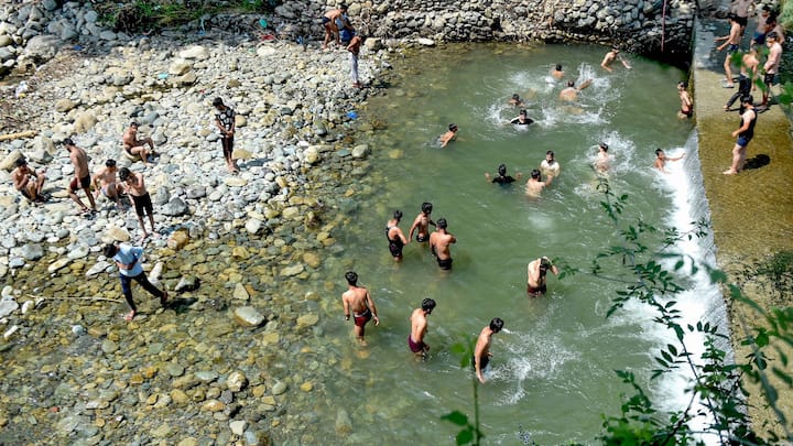 আগামী রবিবার, ১৯ তারিখ পশ্চিমের জেলাগুলি যেমন বীরভূম, বর্ধমান, বাঁকুড়া, পুরুলিয়া, ঝাড়গ্রাম এবং পশ্চিম মেদিনীপুরে হালকা থেকে মাঝারি বৃষ্টি হতে পারে। উত্তরবঙ্গে অনেকটা জায়গাজুড়ে বজ্রবিদ্যুৎ-সহ বৃষ্টিপাতের সম্ভাবনা রয়েছে।