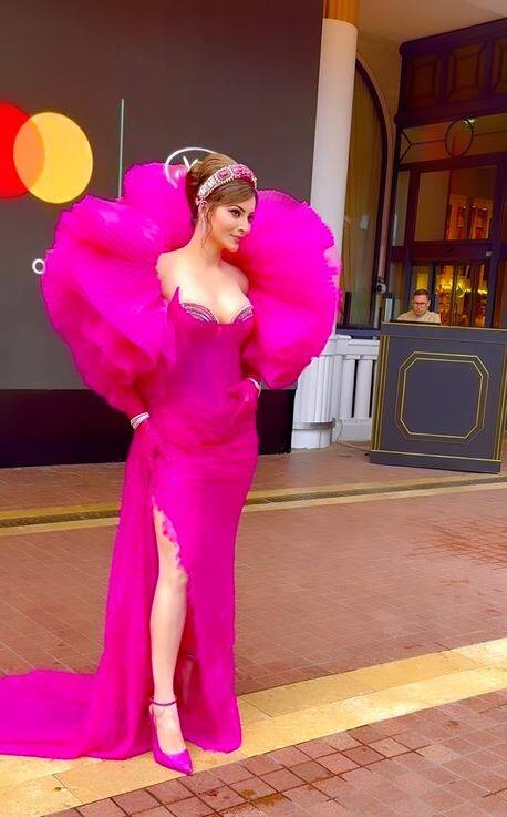 Urvashi accessorised with a pink headband that complimented her outfit