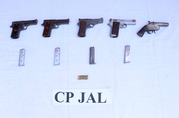 Jalandhar Police Arrests Naveen Saini associate of Vicky Gounder Gang with 5 pistols Jalandhar News: 9 ਮਹੀਨਿਆਂ ਤੋਂ ਭਗੌੜਾ ਵਿੱਕੀ ਗੌਂਡਰ ਗੈਂਗ ਦਾ ਸਾਥੀ ਨਵੀਨ ਸੈਣੀ ਗ੍ਰਿਫ਼ਤਾਰ, 5 ਪਿਸਤੌਲਾਂ ਕਾਬੂ
