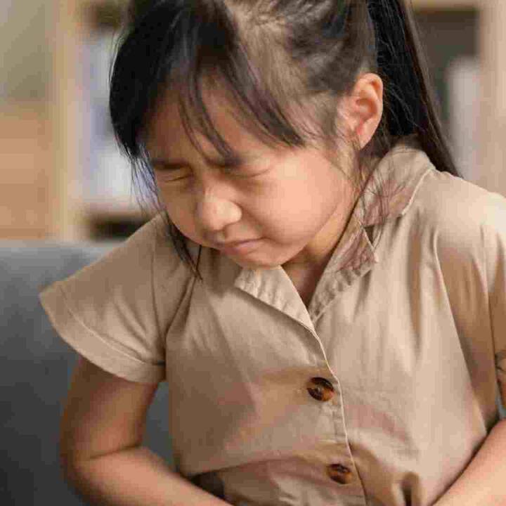 ਪਰ ਸਮੇਂ ਸਿਰ ਇਸ ਦੇ ਲੱਛਣਾਂ ਵੱਲ ਧਿਆਨ ਦੇਣਾ ਜ਼ਰੂਰੀ ਹੈ, ਨਹੀਂ ਤਾਂ ਹੌਲੀ-ਹੌਲੀ ਪੇਟ ਵਿੱਚ ਇਨਫੈਕਸ਼ਨ ਹੋਣ ਲੱਗਦੀ ਹੈ। ਭਾਵੇਂ ਪੇਟ ਦੇ ਕੀੜਿਆਂ ਦੀ ਸਮੱਸਿਆ ਕਿਸੇ ਵੀ ਉਮਰ ਵਿਚ ਹੋ ਸਕਦੀ ਹੈ ਪਰ ਬੱਚਿਆਂ ਵਿਚ ਇਹ ਸਮੱਸਿਆ ਜ਼ਿਆਦਾ ਦੇਖਣ ਨੂੰ ਮਿਲਦੀ ਹੈ ਕਿਉਂਕਿ ਗੰਦੇ ਹੱਥ ਮੂੰਹ ਵਿਚ ਪਾਉਣਾ, ਖੇਡਣ ਤੋਂ ਬਾਅਦ ਉਸੇ ਹੱਥਾਂ ਨਾਲ ਤੁਰੰਤ ਕੋਈ ਚੀਜ਼ ਖਾਣਾ ਆਦਿ ਕਾਰਨਾਂ ਨਾਲ ਕੀਟਾਣੂ ਦੂਰ ਹੋ ਜਾਂਦੇ ਹਨ। ਜਿਸ ਨਾਲ ਬੈਕਟੀਰੀਆ ਵਧਦੇ ਹਨ।