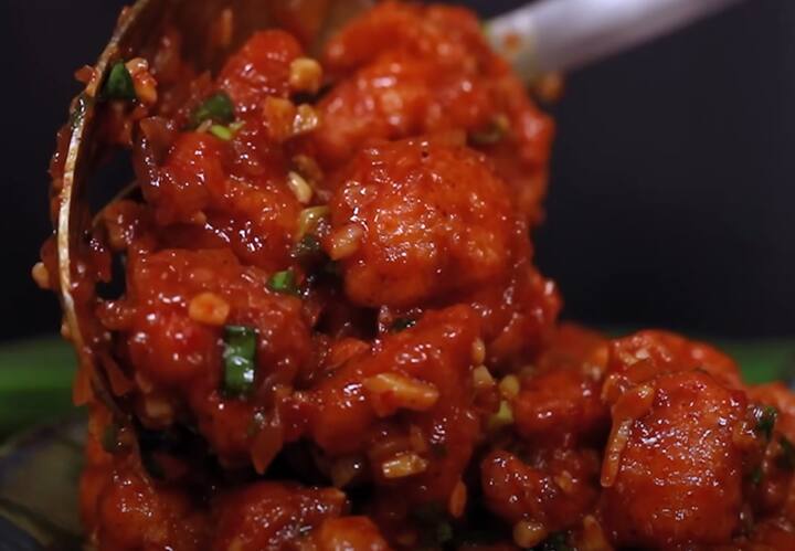 பிறகு காலிஃபிளவரை மாவில் போட்டு நன்கு கலந்து கொள்ளவும். அதன் பின் ஒரு கடாயில் எண்ணெய் ஊற்றி சூடானதும் அதில் காலிஃபிளவரை சேர்த்து பொன்னிறமாக பொரித்து எடுக்கவும்.